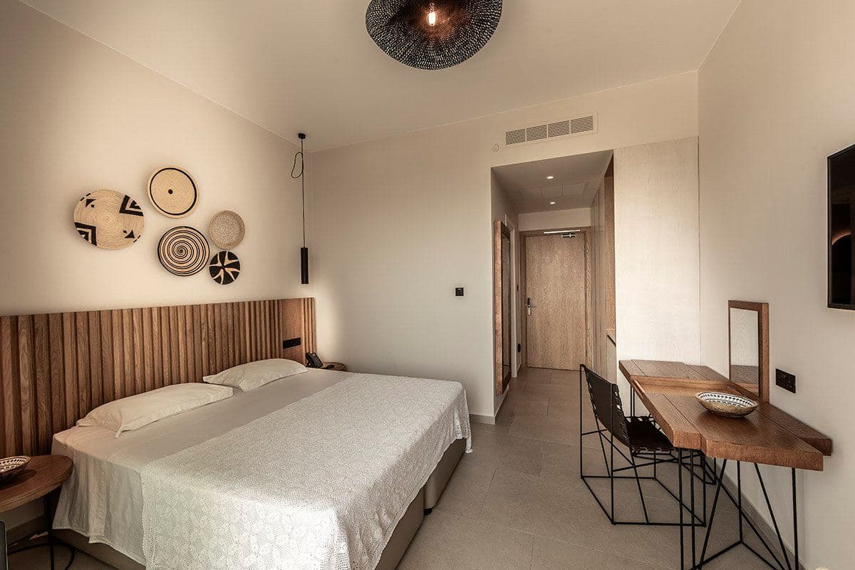 rooms-singleuse-pemium-room-sea-or-pool-view-balcony