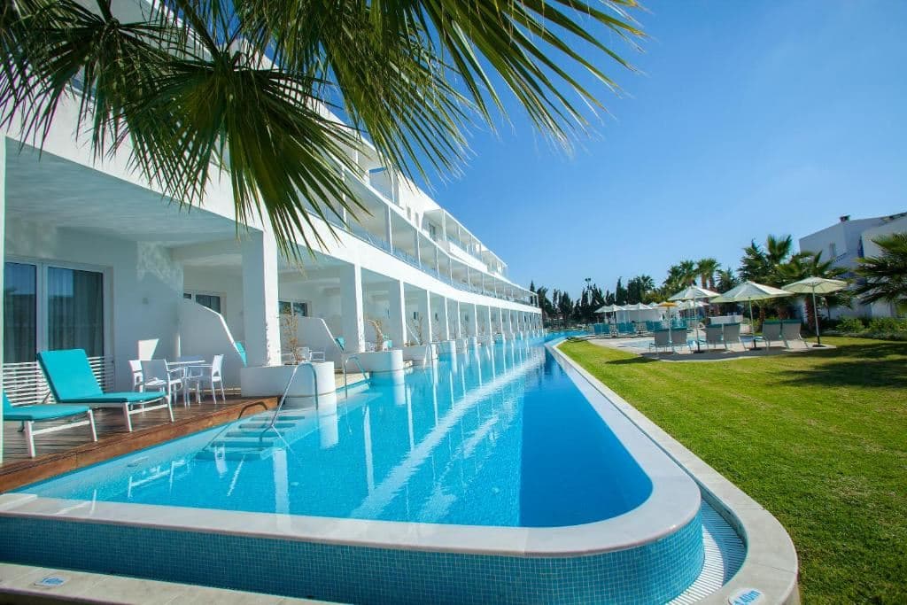 rooms-familysuite-poolview-balcony
