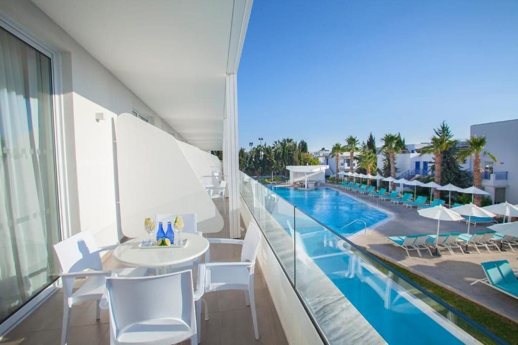 rooms-standard-suite-poolview-swimuppoolterrace