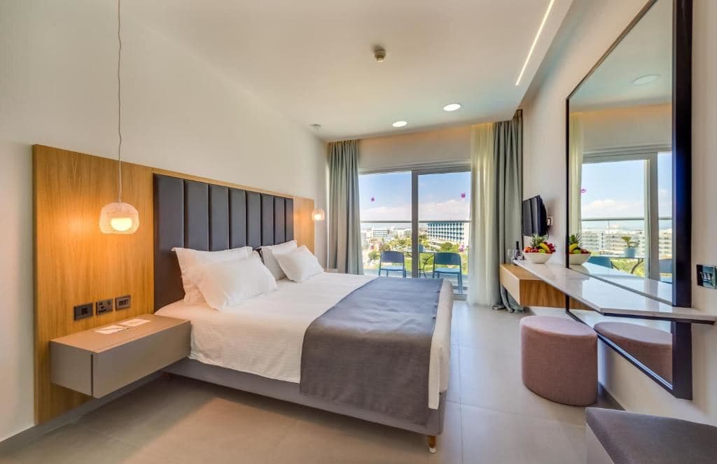 rooms-standard-room-lateral-sea-view-or-pool-view-balcony
