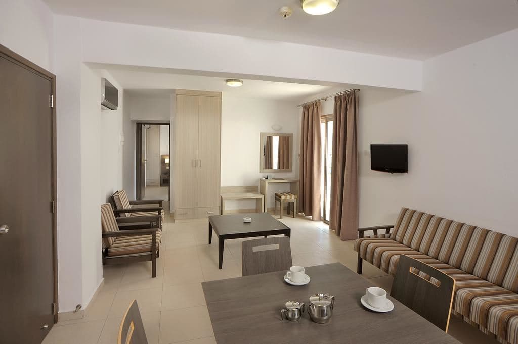 rooms-1-bedroom-room