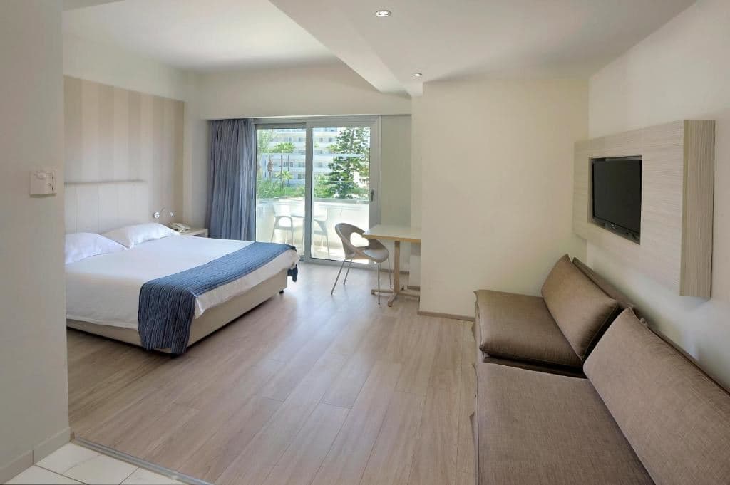 rooms-superior-family-room