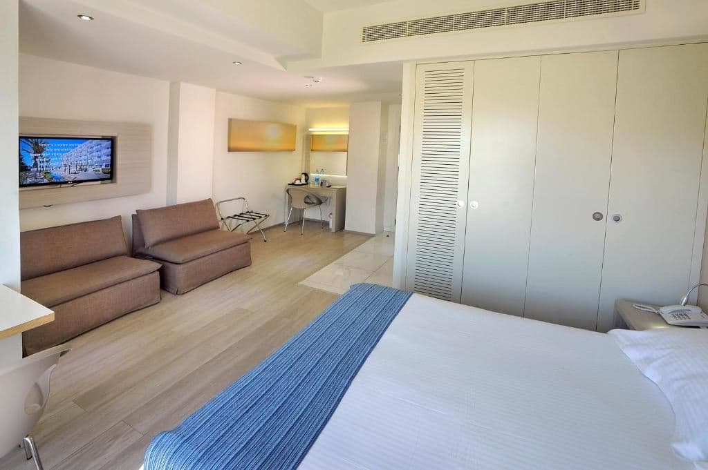 rooms-superior-family-room