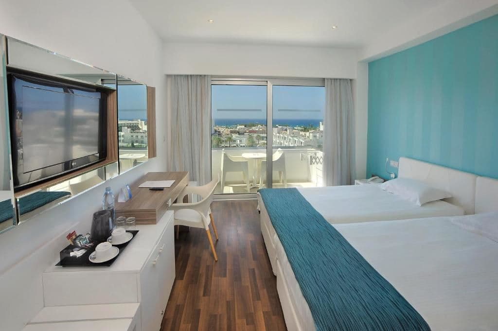 rooms-superior-room--poolseaview