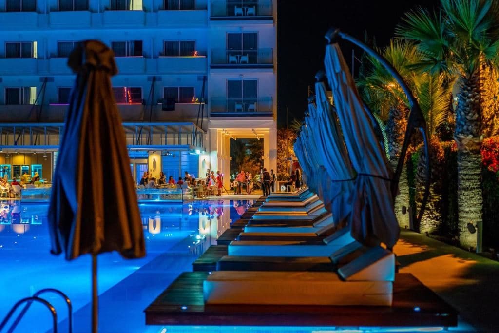 bars-dionysus-pool-bar