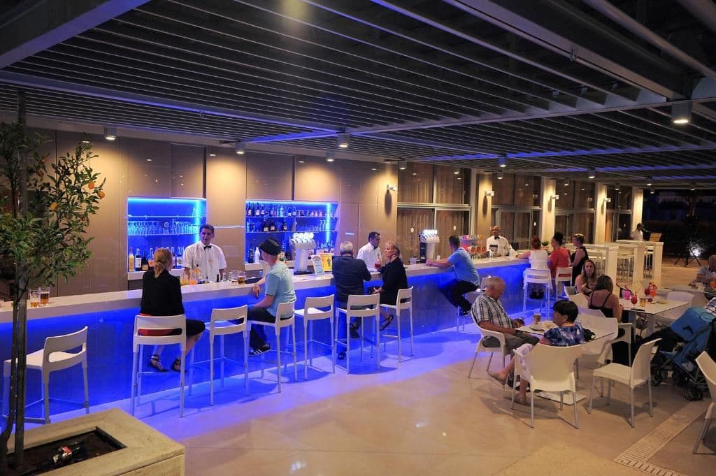 bars-dionysus-pool-bar