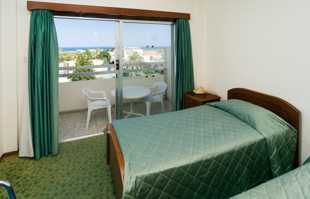 rooms-standard-familyroom