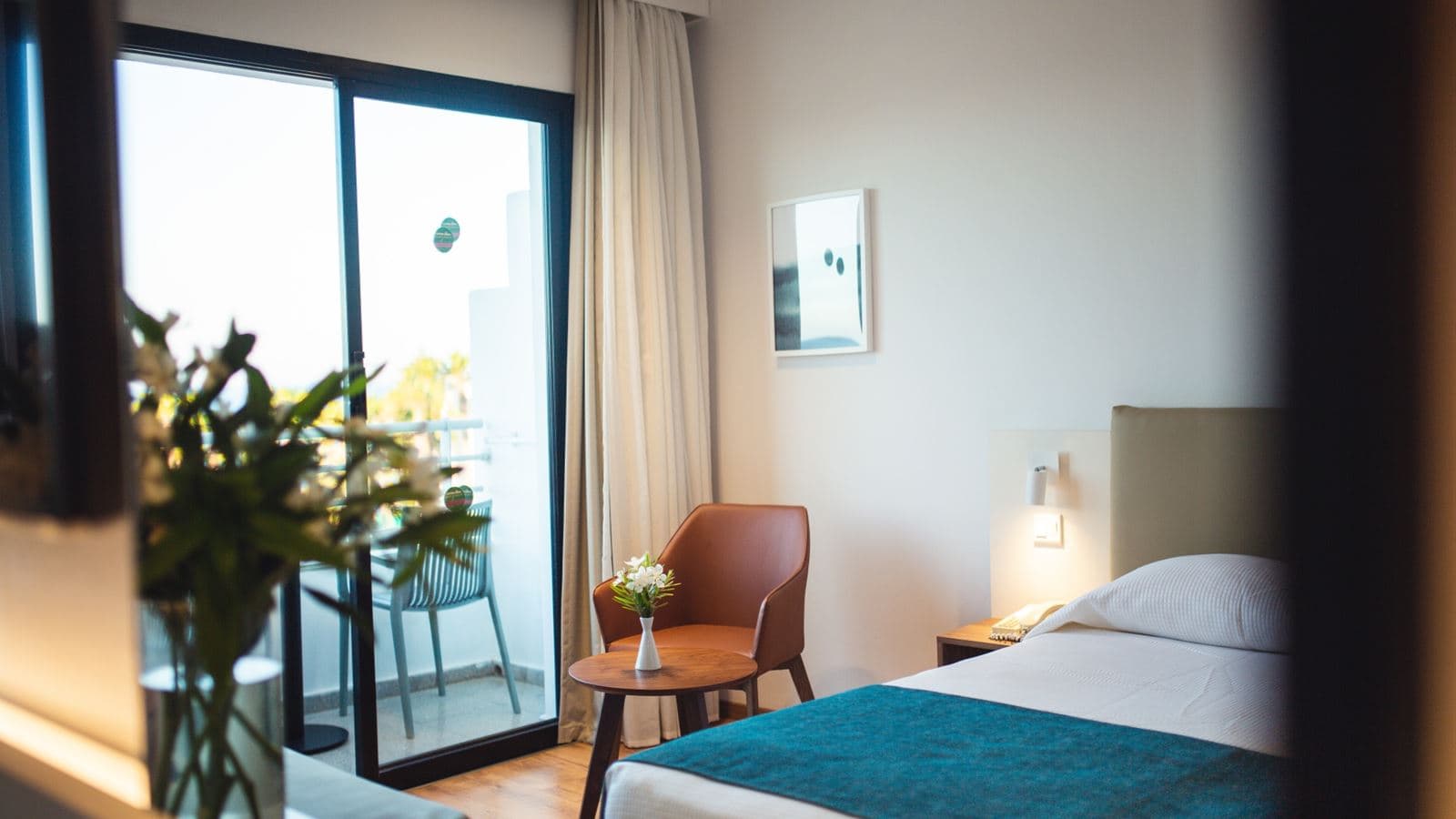 rooms-standard-room-seaview-balcony