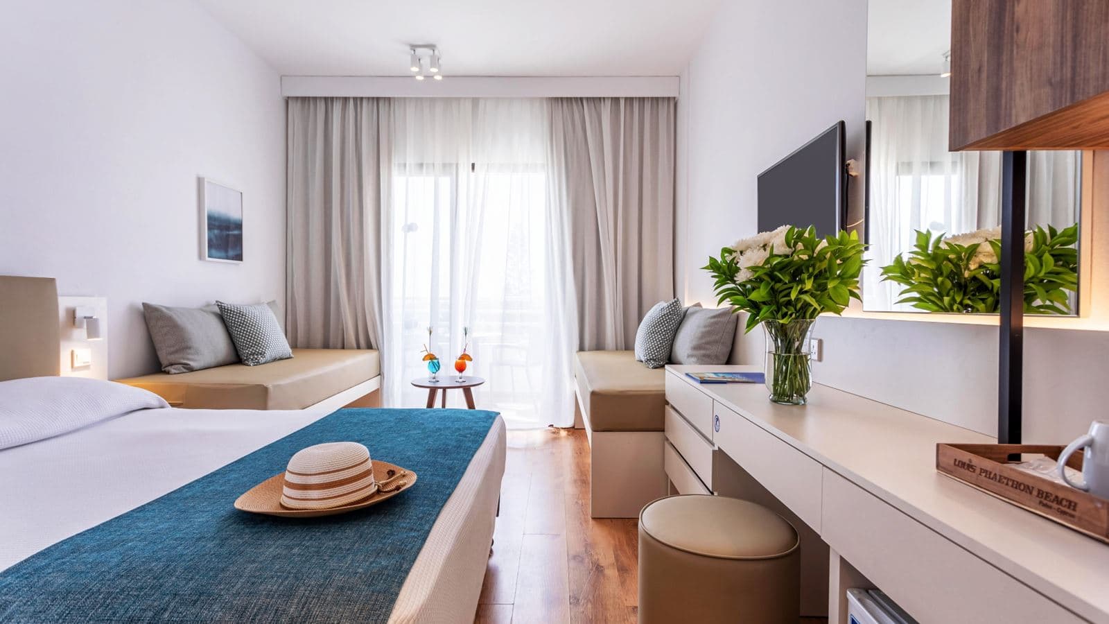 rooms-standard-familyroom-balcony