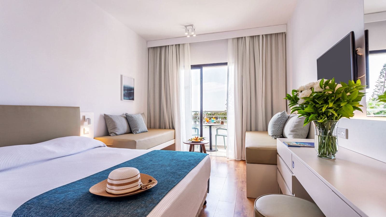rooms-standard-familyroom-seaview-balcony