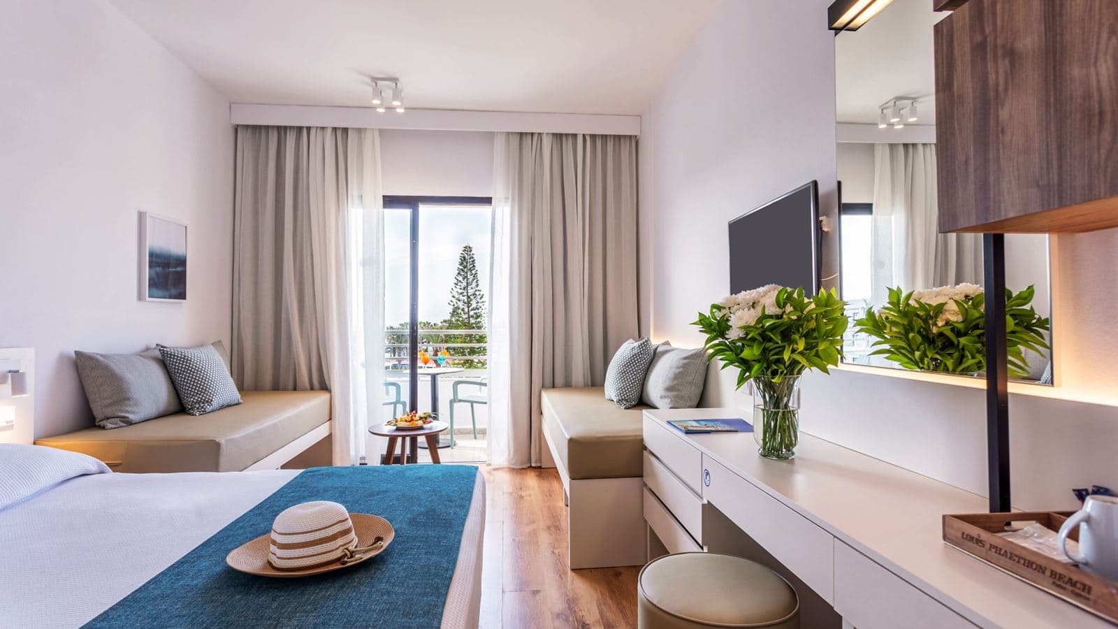 rooms-standard-familyroom-seaview-balcony