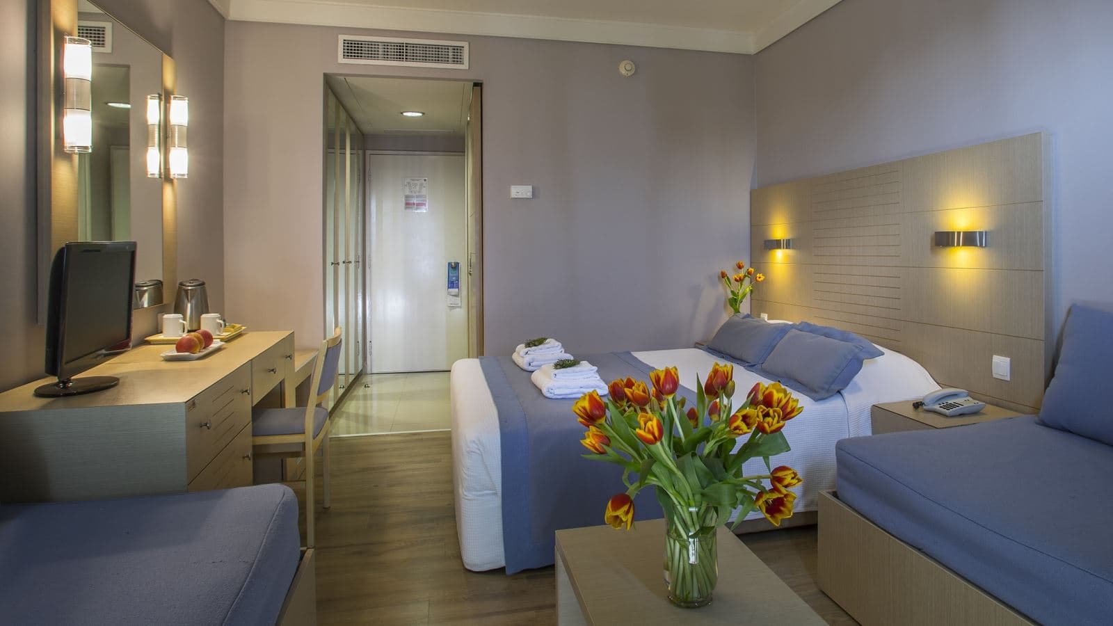 rooms-standard-familyroom-balcony