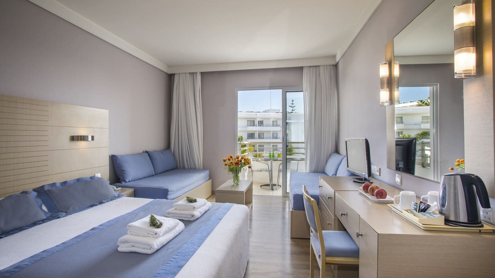 rooms-standard-familyroom-lateralseaview-balcony