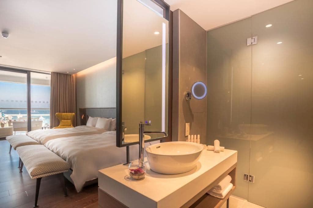 rooms-superior-familyroom-seaview-balcony-or-terrace