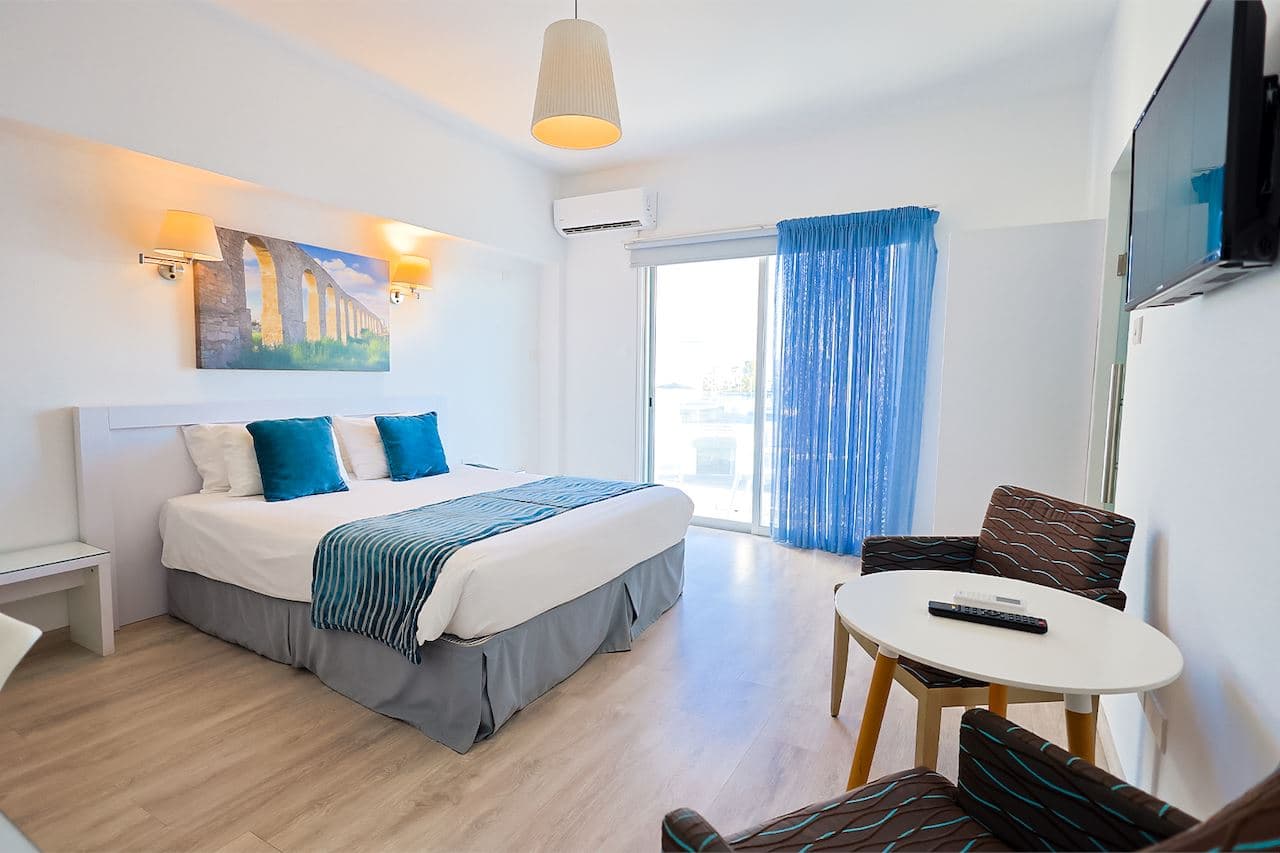 rooms-singleuse-standard-room-cityview-balcony