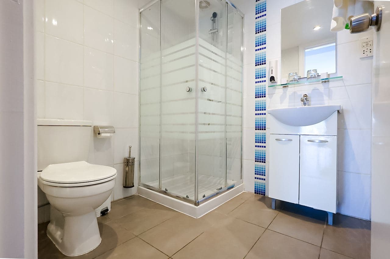 rooms-singleuse-standard-room-cityview-balcony