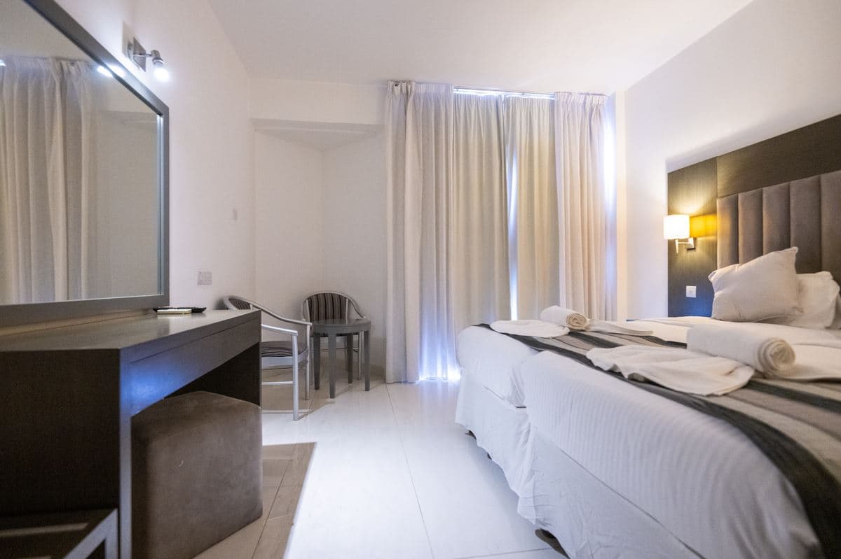 rooms-standard-room-pool-view-balcony