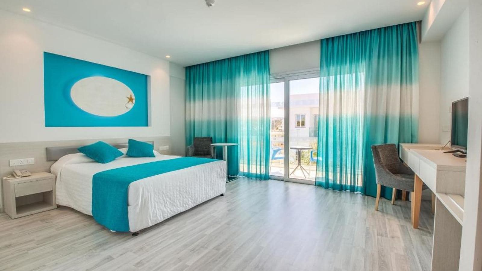 rooms-family-room-pool-view