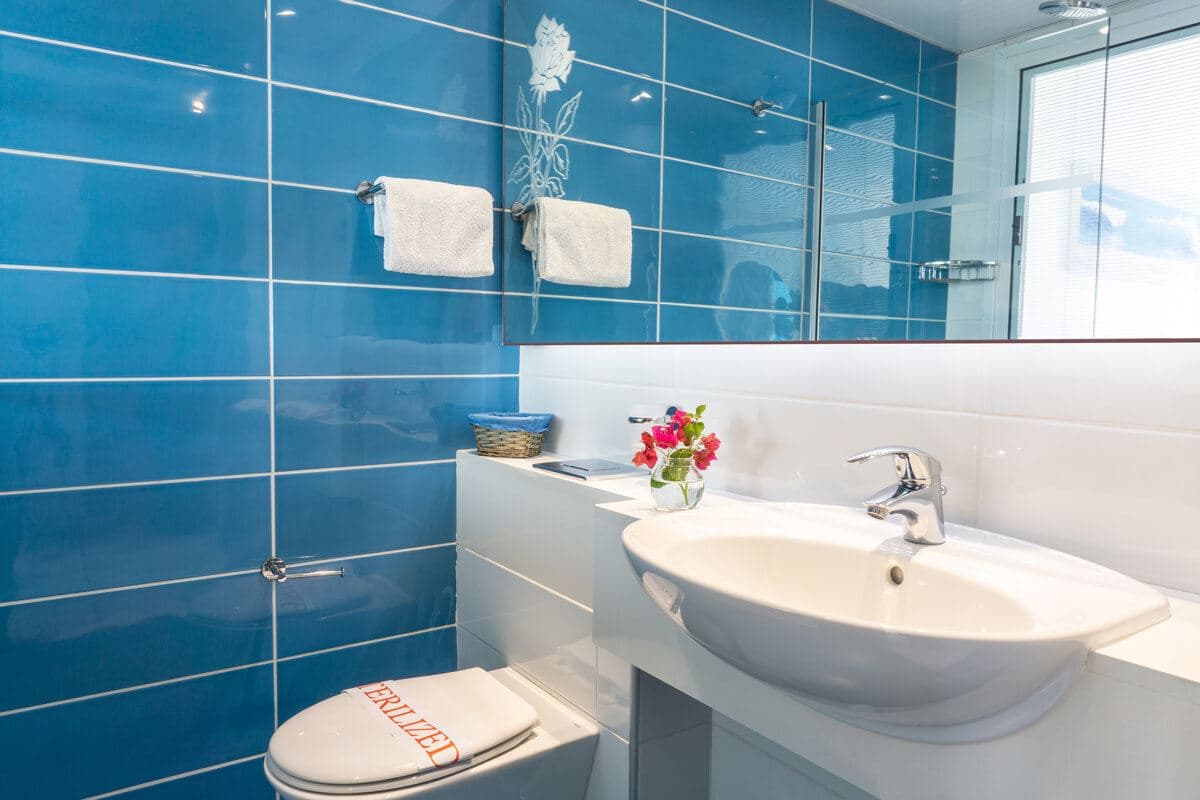rooms-deluxe-room-seaview-balcony