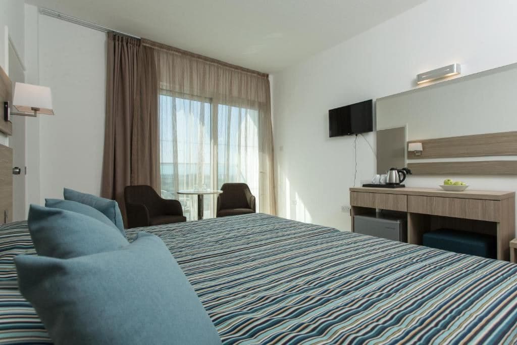 rooms-twin-superior-room-lateral-sea-view-balcony