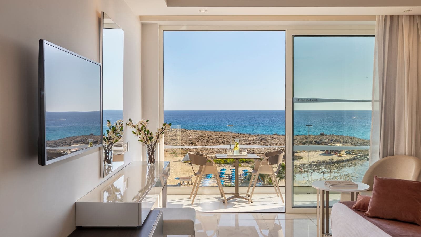 rooms-superior-room-lateral-sea-view-balcony