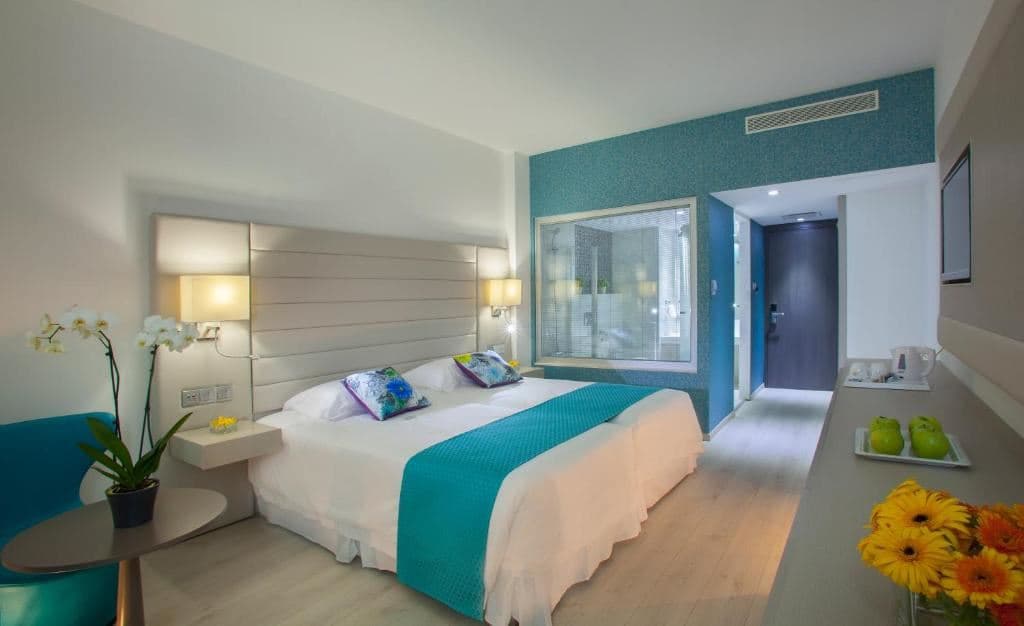 rooms-superior-room-lateral-sea-view-balcony