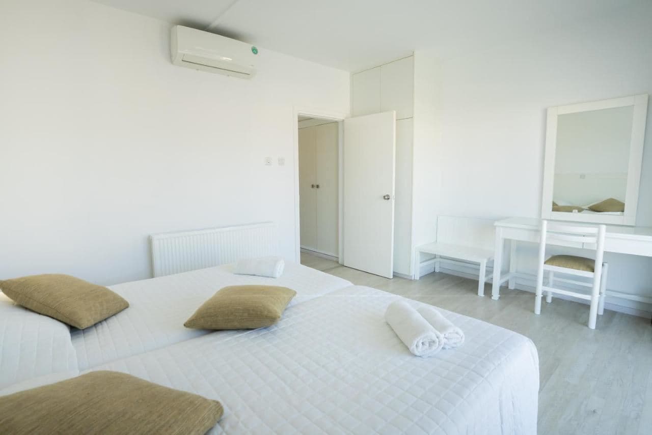 rooms-one-bedroom-apartmentbalcony