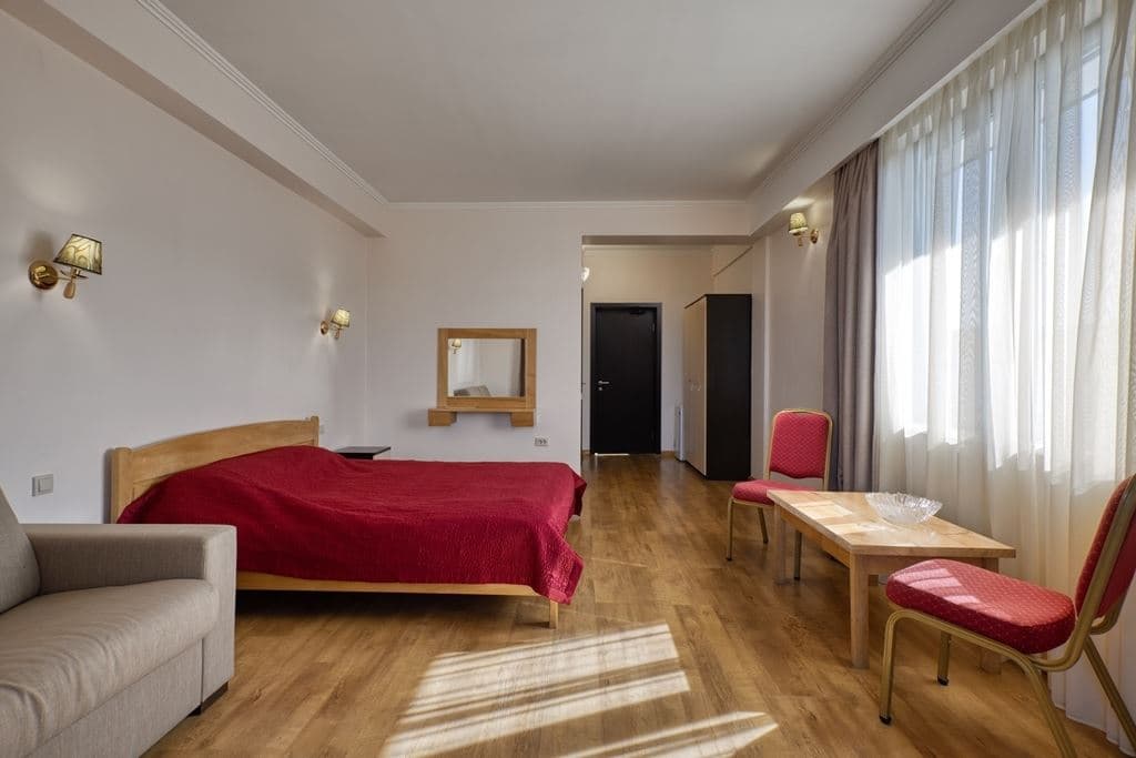 rooms-junior-suite-jellow