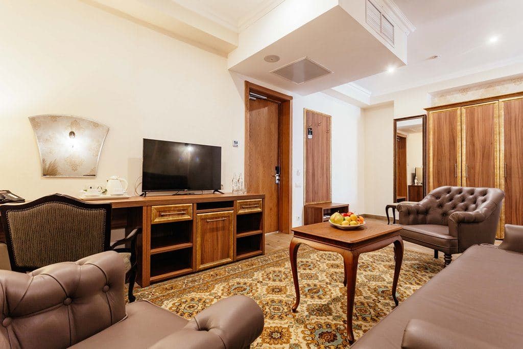 rooms-suite-jacuzzi-without-balcony-yard-view