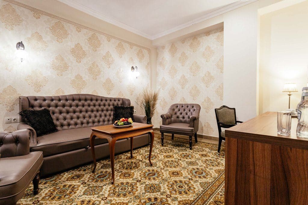 rooms-suite-jacuzzi-without-balcony-yard-view