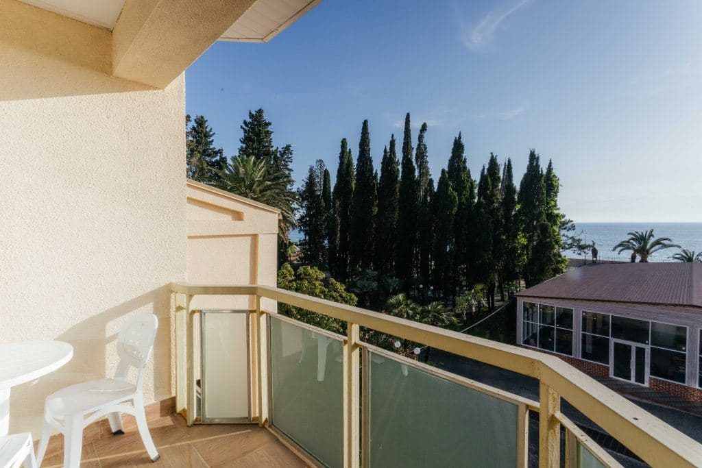 rooms-suite-balcony-park-view