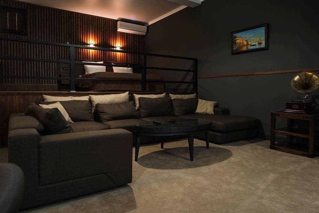 rooms-suite-pool-view