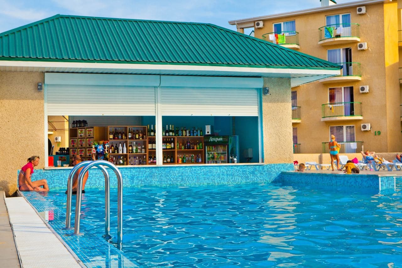bars-poolside-bar