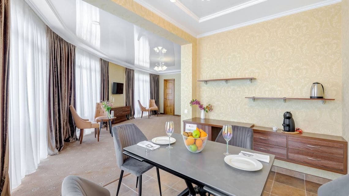 rooms-large-suite