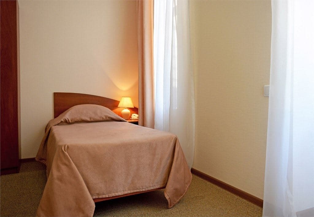 rooms-single-stand