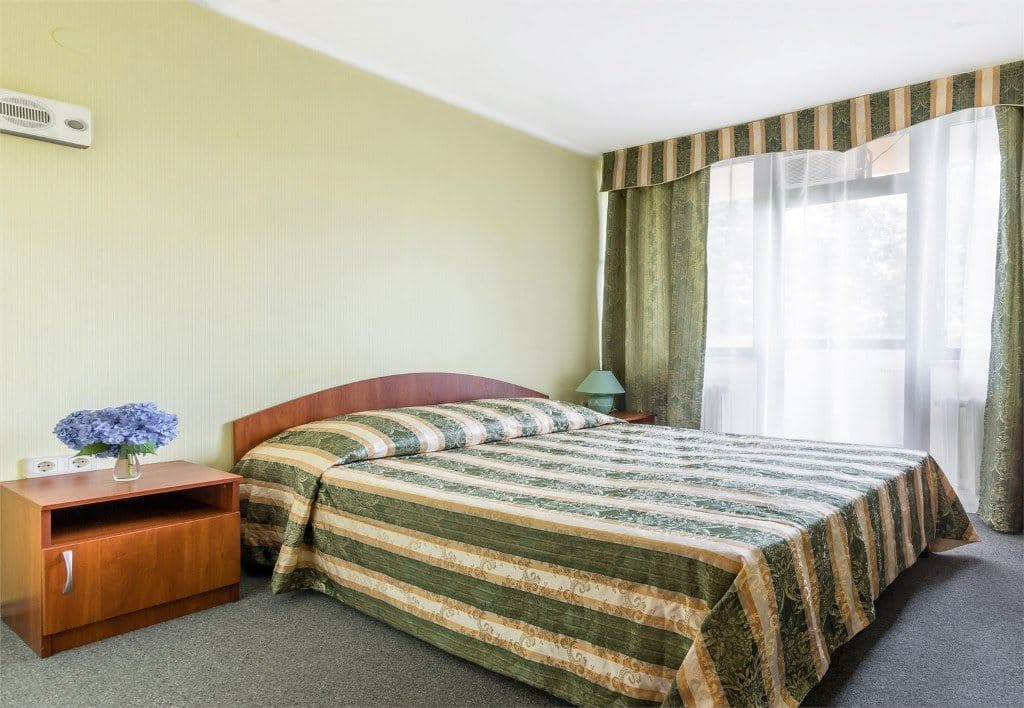 rooms-single-stand