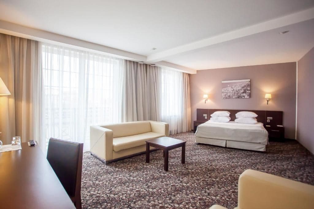 rooms-2mestnyi-predstavitelskii-s-vidom-na-gorod