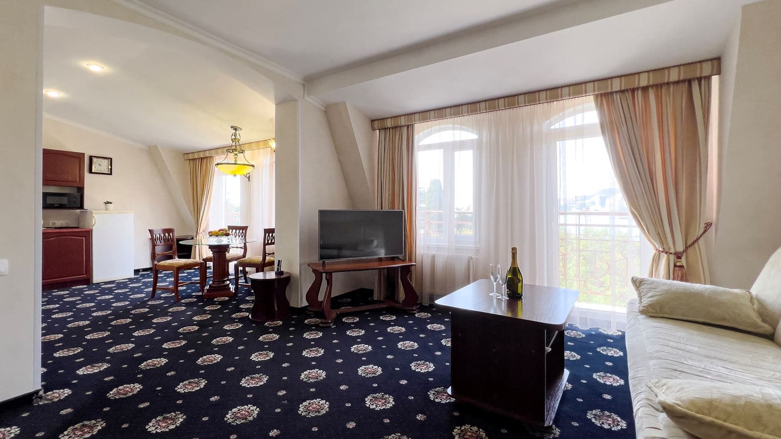 rooms-duplex-suite-with-french-balcony