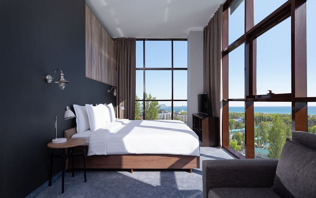 rooms-люкс-с-панорамными-окнами-и-видом-на-море