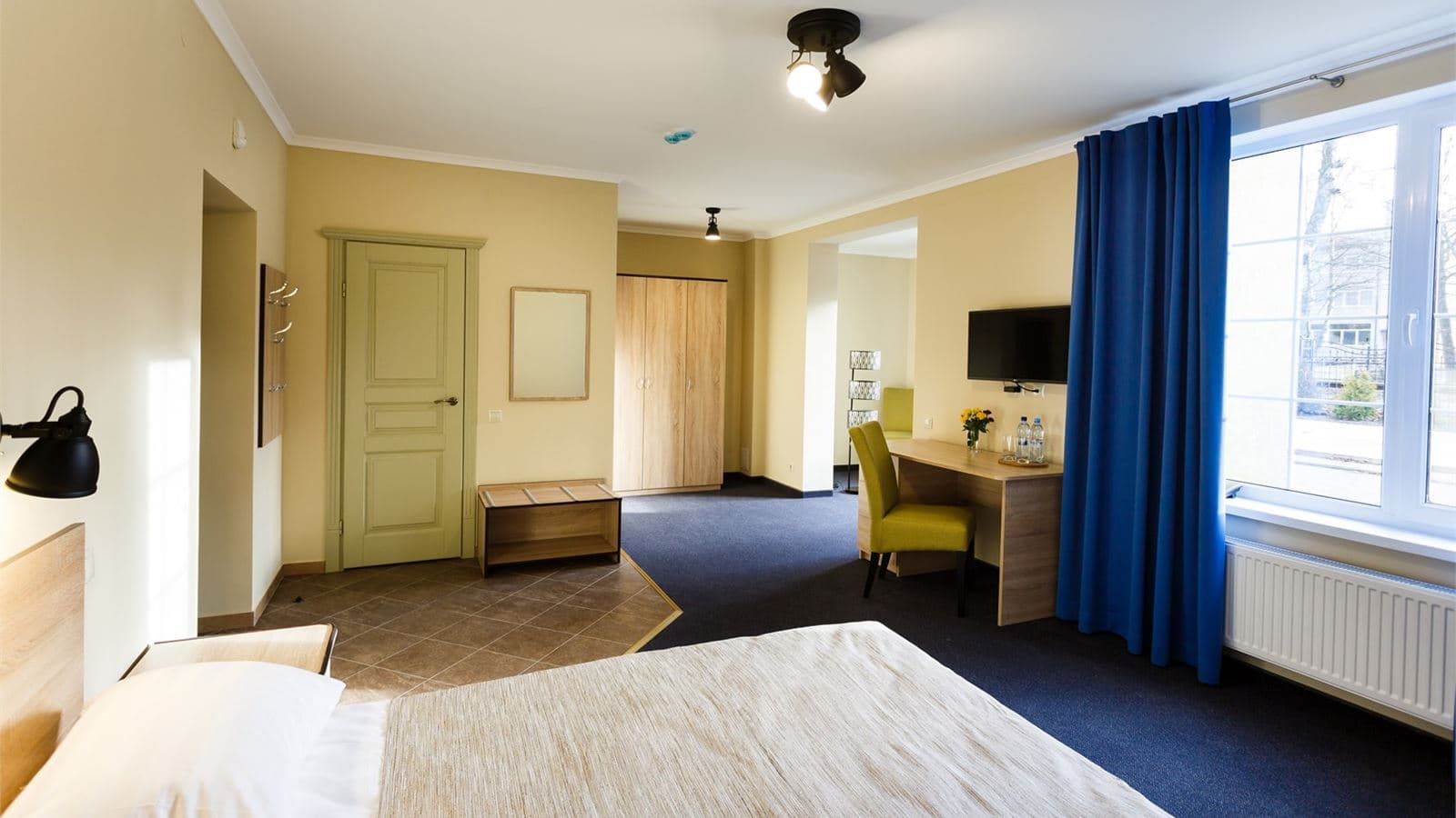 rooms-улучshенный-двухместный-номер-i-категории-с-одной-двуспальной-кроватью