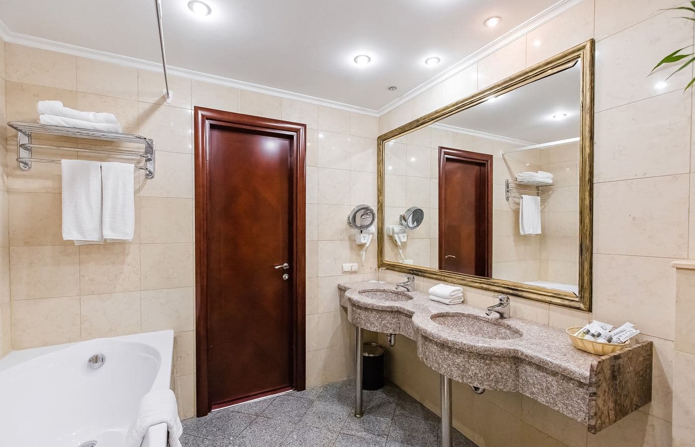 rooms-делюкс-с-кроватью-размера-king-size