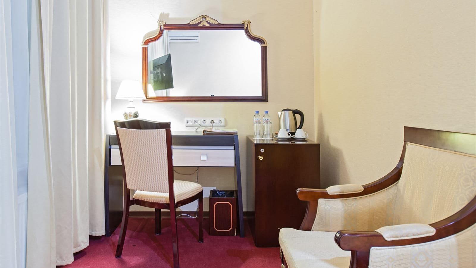 rooms-стандартный-двухместный-номер-вид-в-холл-отеля