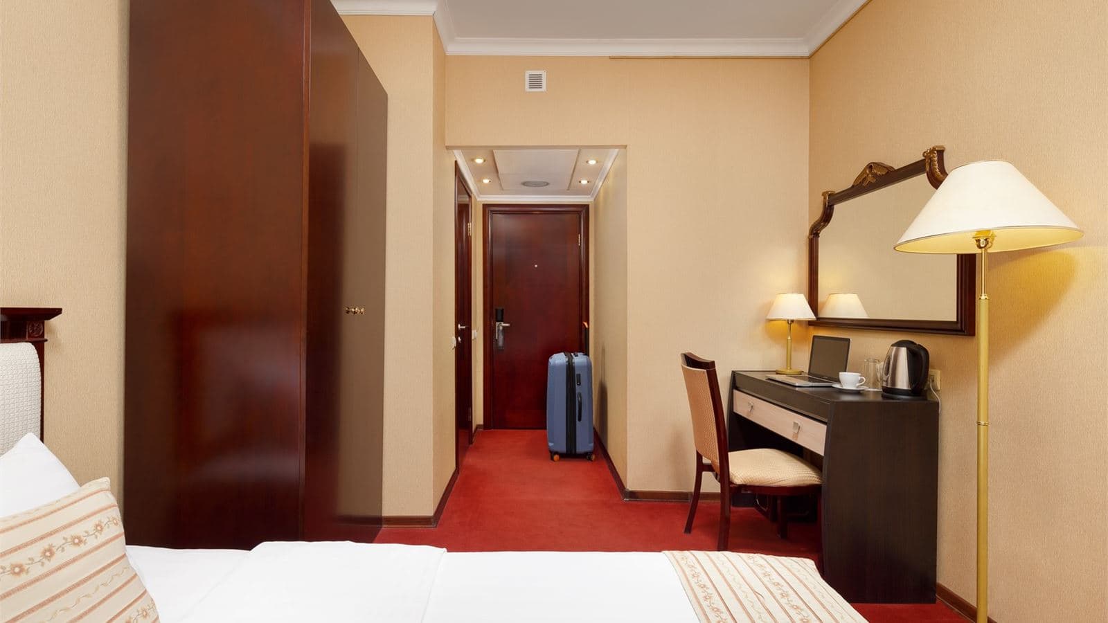 rooms-стандартный-двухместный-номер-вид-в-холл-отеля