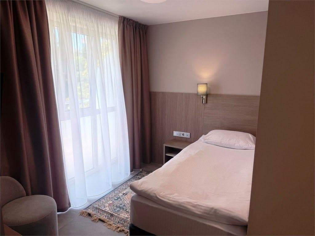 rooms-sing-superior-with-sofa