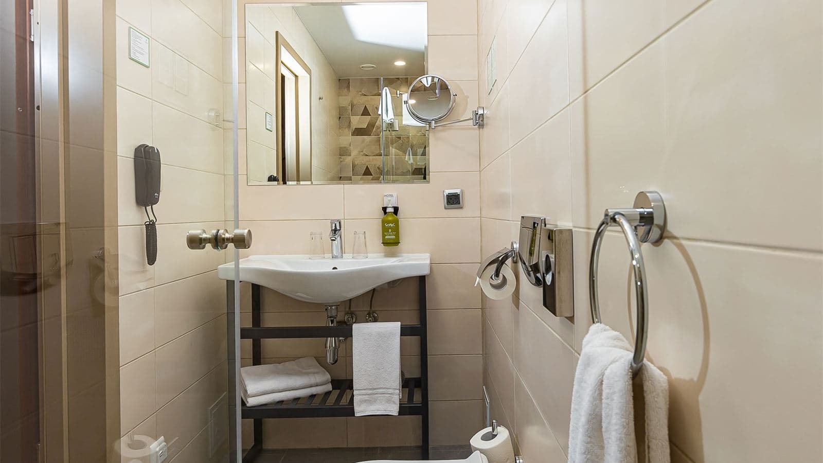 rooms-стандартный-номер-с-видом-на-реку-и-2-кроватями