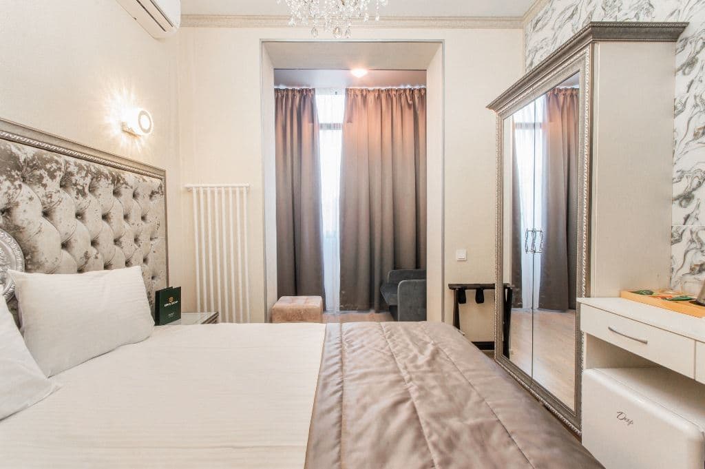 rooms-triple-with-balcony-and-extra-bed