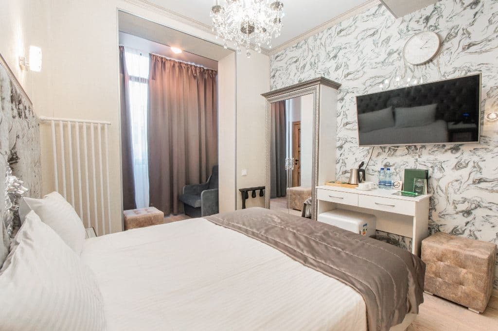 rooms-triple-with-balcony-and-extra-bed