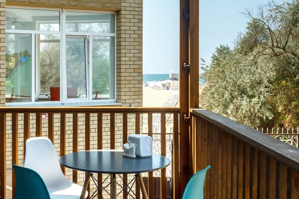 restaurants-dining-room-by-the-sea