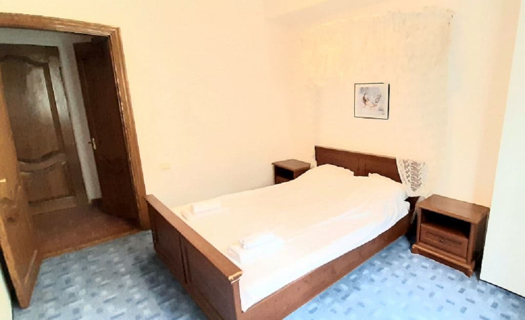 rooms-suite-with-balcony-courtyard-view