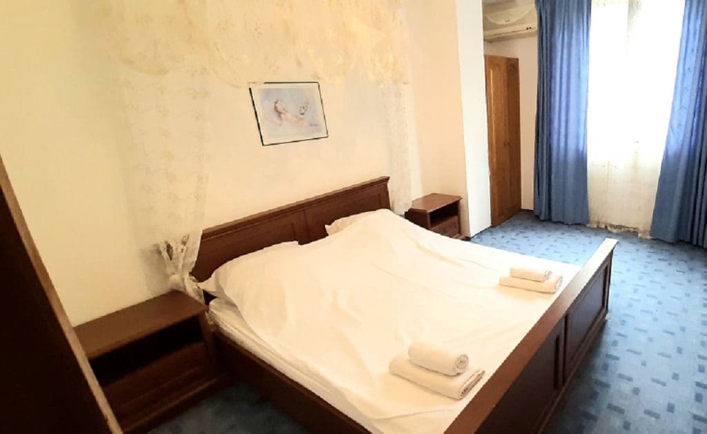 rooms-suite-with-balcony-courtyard-view